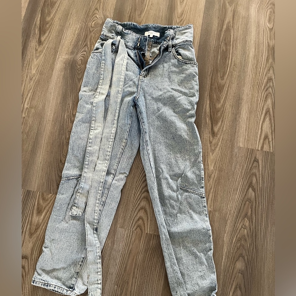 High waisted jeans with denim belt